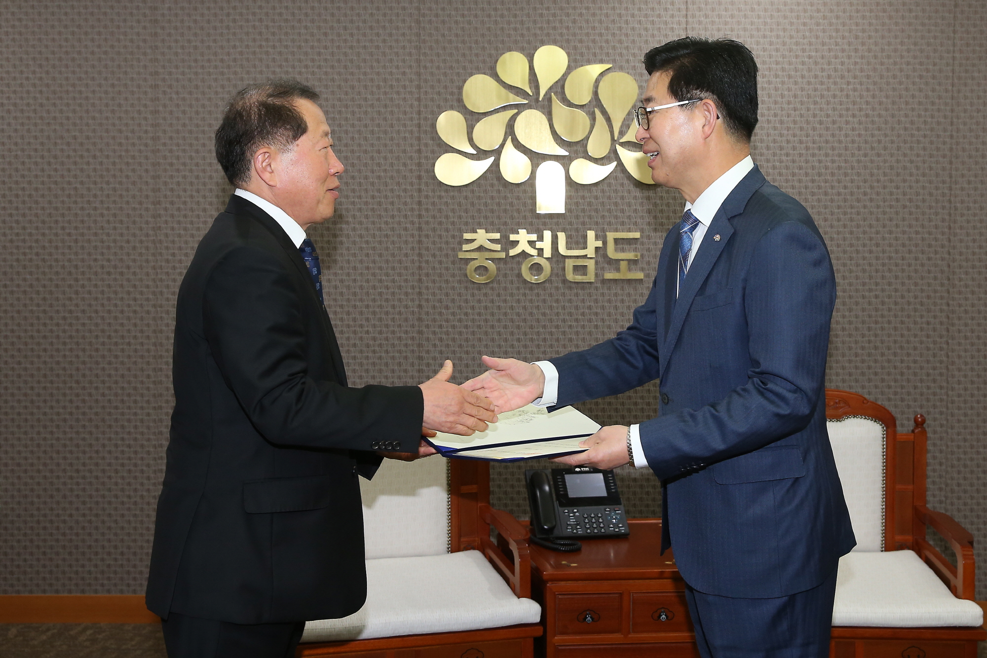양승조 충남지사, 김영완 신임 서산의료원장 임명장 수여 첨부 이미지